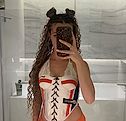 הולכת בין הטיפות